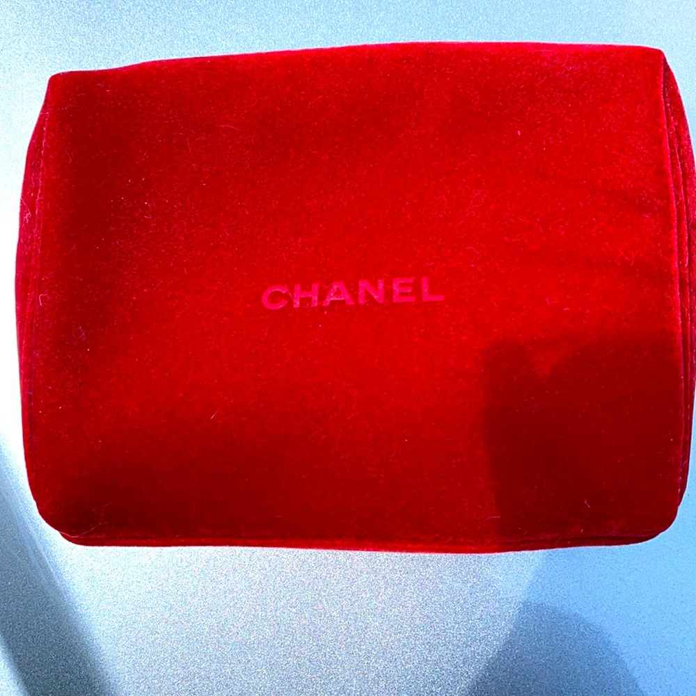 NWOT PETITE CHANEL RED VELVET HOLIDAY MAKEUP CASE